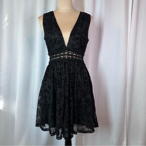 WFFS Black Lace Mini Dress Sz M‎ Fit & Flare Little Black Dress Peekaboo Waist